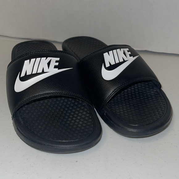 nike slipper black and white